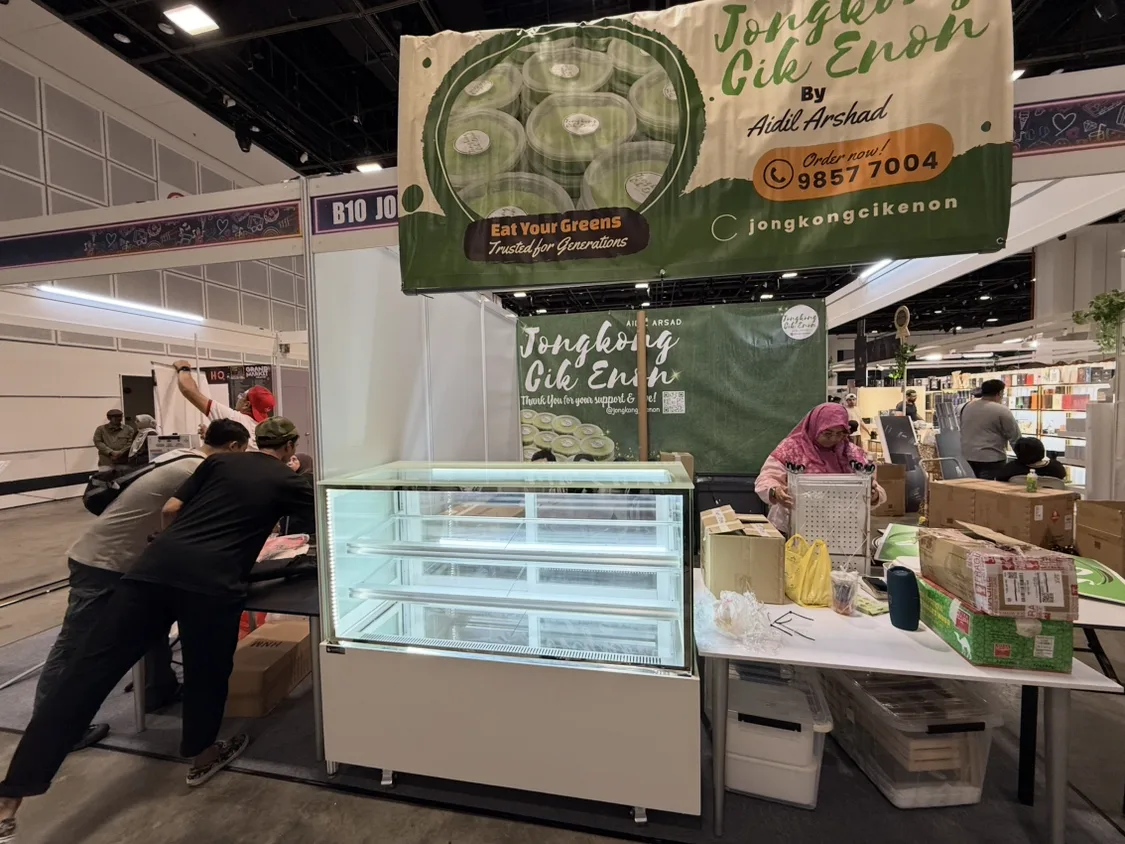 AANRS cake chiller rental Singapore, Kojima Three-Layer Cake Display Chiller B150L3-W-C (White LED / 150cm / White Finishing), in use at a real Singapore event